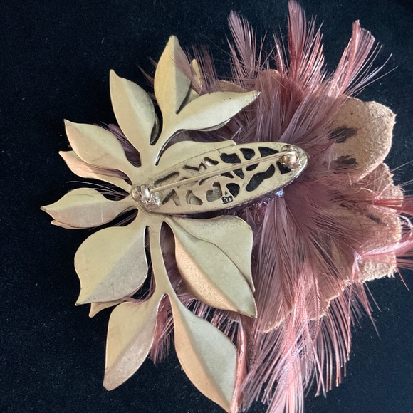 LEATHER, FEATHER & METAL BROOCH.  BLUE FACETED STONE IN CENTER OF FLOWER. SIGNED - Picture 4 of 6